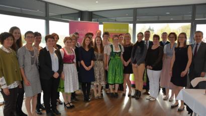 Bild: jr
17 Hauswirtschafterinnen wurden bei einer Freisprechungsfeier verabschiedet. Ihnen gratulierten neben zahlreichen Ausbildern und Lehrkräften Bildungsberaterin Mathilde Schießlbauer (Dritte von links), Landrat-Stellvertreter Roland Grillmeier (rechts), Leitender Landwirtschaftsdirektor Wolfgang Wenisch (Vierter von rechts) und Bürgermeister Franz Stahl (Sechster von rechts).
