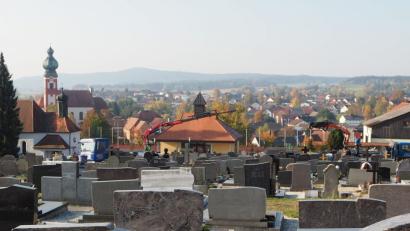 Bild: gz
Die Firma Flöttl aus Schönsee installiert derzeit Grabsteine. Aber auch tierische Gäste suchen den Friedhof auf.