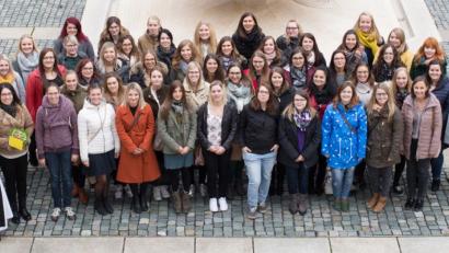 Bild: Fotostudio König
Ehemalige Schülerinnen der Realschule der Zisterzienserinnen des Abschluss-Jahrgangs 2008 feierten jetzt Wiedersehen.