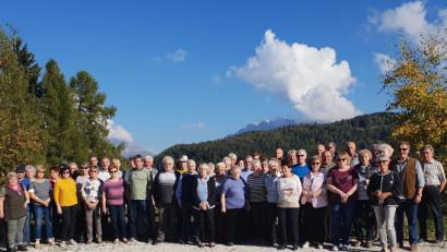 Bild: do
Wenn der Herbst dem Land zwischen Eisack und Etsch ein buntes Kleid überstreift, dann ist in Südtirol die Zeit des Törggelen gekommen. Diesen alten Brauch, den Schmaus der Bergbauern, mit Kultur- und Landschaftserlebnissen zu verbinden, gönnten sich Manfreds Reisefreunde. Unser Bild zeigt die Gruppe auf Maria Weißenstein mit dem Rosengarten im Hintergrund.