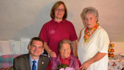 Bild: sm
Barbara Weiß von der Haidmühle feiert 97. Geburtstag. Unter anderen gratuliert auch Bürgermeister Ernst Schicketanz zum Jubeltag.