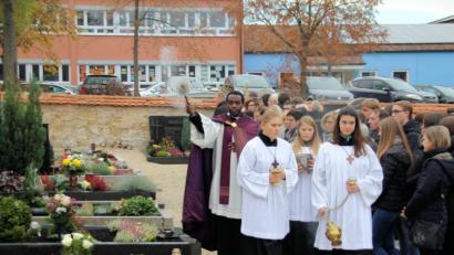 Bild: bjo
Pfarrer Joseph Uwitonze, ein Priester aus Ruanda, segnete die Gräber in Schmidmühlen.