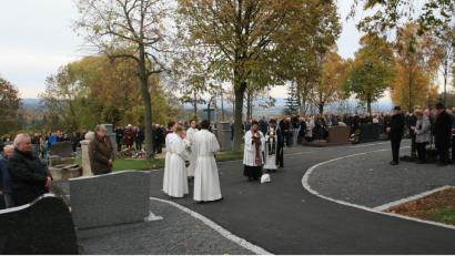 Bild: wro
Die Andacht inmitten des Friedhofs leitete Pfarrer Joseph (Zweiter von rechts), der anschließend mit Pater Martin (rechts) auch die Gräber segnete.