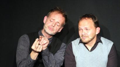 Bild: stg
Das österreichische Kabarett-Duo BlöZinger lieferte im Nabburger Schmidt-Haus einen gelungenen Auftritt ab.