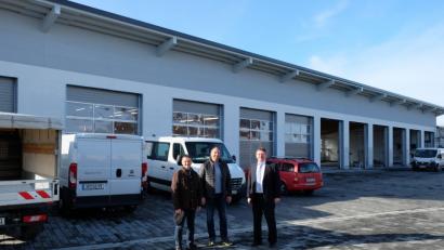 Bild: Stefanie Gradl
Kurz vor der Fertigstellung machen sich Bürgermeister Hans-Martin Schertl (rechts), Bauamtsleiter Stefan Ertl (Mitte) und Bauhhofleiter Jochen Kontny ein Bild vom Fortschritt der Arbeiten.