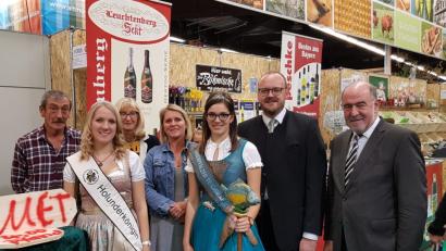 Bild: exb
Am Präsentationsstand von "Original regional" aus der Nordoberpfalz: (von links) Josef Kick (Waldimkerei Kick, Waidhaus), Jana Schäffler (Holunderkönigin, Kreisverband für Gartenbau und Landschaftspflege), Brigitte Adam (Weinhof Peschke, Weiden), Susanne Hoffmann (Weinhof Peschke), Sophie Bächer (Oberpfälzer Teichnixe), Andreas Meier (Landrat Landkreis Neustadt), Willibald Gailler (Landrat und Vorsitzender Bezirksverband Oberpfalz für Gartenbau und Landschaftspflege).