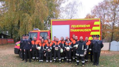 Bild: rdh
Im Bild die 14 Aktiven der Feuerwehr Thanhausen mit (von links) KBM Helmut Czepa und 1.Kommandant Dominik Sölch sowie (von rechts) KBM Roland Frank, KBM a.D. Willi Horn, 1.Vorstand Roland Heldwein und 2.Vorstand Tobias Schwamberger.