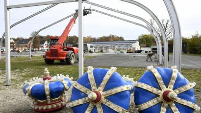 Bild: Petra Hartl
Die Gerüste der Stallzelte stehen schon, und auch die prächtigen Kronen für die Masten liegen bereit.