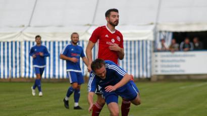 Bild: otr
Martin Pasieka (vorne, Szene aus der Partie gegen Hauzenberg) und der SV Etzenricht sind in der laufenden Spielzeit schon mehrfach aus dem Gleichgewicht geraten. Doch die dezimierte Elf wird sich auch gegen den Favoriten 1. FC Passau nach Kräften zur Wehr setzen.