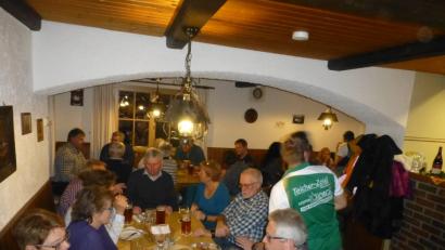 Bild: ser
Beim Herbstfest der DJK genießen die Gäste Kürbissuppe, Zoigl und Weine aus der Rheinpfalz.
