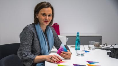 Bild: chl
Geschäftsführerin Lena Eckenberger erklärt anhand von Musterkarten, welche Materialien heute schon beim 3-D- Druck eingesetzt werden. So können beispielsweise Materialien unterschiedlicher Härte kombiniert werden.