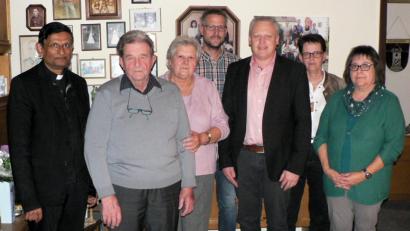 Bild: lep
Ein volles Haus hat Altbürgermeister Gerhard Sporer (Zweiter von links), Träger des Bundesverdienstkreuzes, an seinem 80. Geburtstag. Seine Frau Anneliese (Dritte von links), die Kinder Irmgard, Christine (von rechts) und Michael (Mitte), Pfarrer Augustin Lobo (links) und Bürgermeister Jürgen Kürzinger (Dritter von rechts) sind nur einige der zahlreichen Gratulanten, die die besten Glück- und Segenswünsche überbringen.