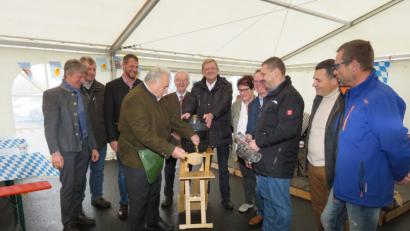 Bild: ubb
O'zapft is: Bürgermeister Peter Gold (Mitte) brauchte nur zwei Schläge, dann wurde angestoßen aufs Familien-Oktoberfest bei Interliving Gleißner.