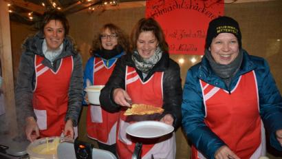 Bild: jr
Frauen der Mitterteicher Feuerwehr backen beim ersten „Adventsschaufenster“ wieder Waffeln.