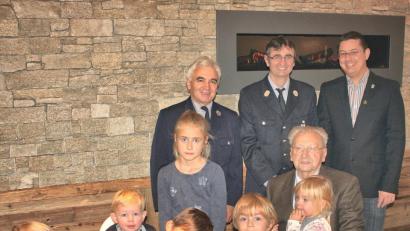 Bild: no
Jubilar Hans Pirner (sitzend, mit einigen Enkeln und Urenkeln), freut sich über die Glückwünsche des Zweiten Bürgermeisters der Gemeinde Illschwang Benjamin Hiltl (rechts), sowie der Abordnung der Feuerwehr Angfeld mit ihrem Vorsitzenden Hans Pickel (links) und Kommandant Klaus Kölbel (Zweiter von links).