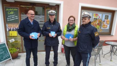Bild: mad
Bürgermeister Maximilian Beer, Oberkommissar Markus Schlegel, Claudia Bauer vom Marktladen und Hauptkommissar Franz Stockerl (von links) verteilte Parkscheiben an die Anlieger.