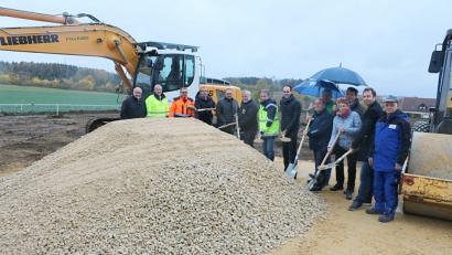 Bild: gru
Die Firmenvertreter mit Bürgermeister Hans-Jürgen Strehl und Gemeinderäte beim Spatenstich.