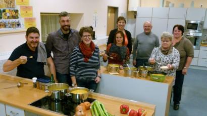 Bild: rn
Die „Rote-Linsen-Curry-Suppe“ ist gelungen, die Stimmung vorzüglich: Nach dem Zubereiten unter Leitung von Bürgermeister Peter Lehr (Dritter von rechts) machen sich die Kochabend-Gewinner nun ans Essen.