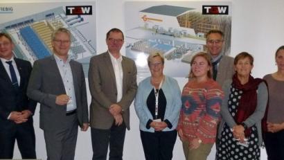 Bild: exb
Gratulation zur Auszeichnung: (von links) Manuel Lischka (IHK), Markus Nitsch (Agentur für Arbeit Schwandorf), Ralf Klausnitzer (Geschäftsführer TGW), Dorothea Seitz-Dobler (Agentur für Arbeit), Antonia Boxler (Agentur für Arbeit), Karl Ziegler (Kolping), Helga Forster (Landkreises Schwandorf) und Angela Klotz (TGW)