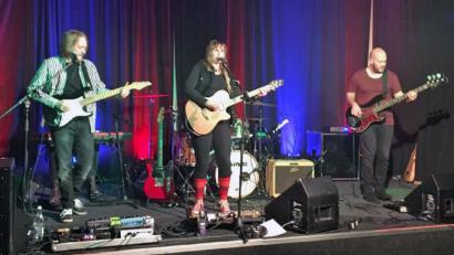 Bild: lst
Karin Rabhansl (Mitte) und ihre Band boten am Samstag im „Salute“ teuflisches Konzert.