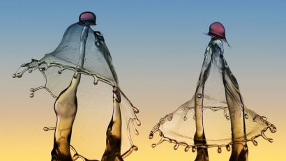 Bild: Max Striegl
"Begegnung der Wassermänner": Um zwei „Wassermänner“ nebeneinander zu bringen, arbeitet Fotograf Max Striegl mit sechs Ventilen, die in bestimmten Abständen Tropfen.
"Wenn die beiden äußeren Säulen genügend nahe beieinander sind, neigen sie sich zueinander und verbinden sich.
Auf diese „Verbindungsstelle“ kann dann der Tropfen des mittleren Ventils drauffallen", sagt der Meister