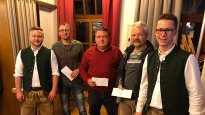 Bild: dfr
Geldpreise übergeben Daniel Zeitler (rechts) und Martin Schecklmann (von links), die Vorsitzenden des Katholischen Burschenvereins, den drei besten Schafkopfern Reinhard Schmidt, Josef Held und Peter Windisch.