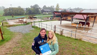 Bild: hai
Martin Veigl und Carina Neumann freuen sich über die Auszeichnung ihres Pferdehaltungsbetriebs.