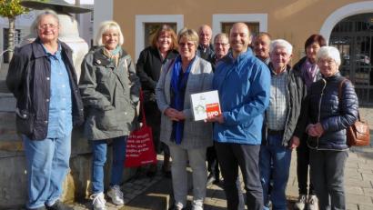 Bild: sön
Vor dem Chinesenbrunnen in Dietfurt: Die SPD-ler mit Ortsvorsitzendem Hans Ram und Dietfurts Bürgermeisterin Carolin Braun (vorne Dritter und Vierte von rechts).