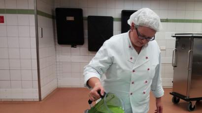 Bild: Klinikum/Kölbl
Doris van Brakel zeigt in der Klinik-Küche, wie schnell ein Grünkohl-Smoothie gelingt.