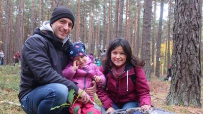 Bild: Hirsch
Remko, Sofia und Caroline Gössl (von links) pflanzten für den kleinen Simon (in der Trage) eine amerikanische Roteiche.