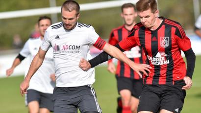 Bild: A. Schwarzmeier
Kapitän Johannes Renner (links, Szene aus der Partie gegen Paulsdorf) gelang im Hinspiel gegen Inter Bergsteig Amberg das Tor des Tages. Darauf hofft die SV Grafenwöhr auch im Rückspiel am Sonntag im heimischen Sportpark.