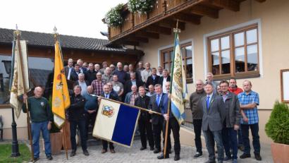 Bild: bö
Bei der Zusammenkunft der Vorsitzenden der Reservistenkameradschaften aus der Kreisgruppe Oberpfalz Mitte wurde die restaurierte Kreisfahne präsentiert und gesegnet.