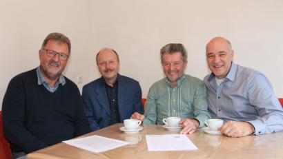 Bild: pi
Thomas Stock (Zweiter von links) freut sich wie Lions-Club-Präsident Christian Kick, Johann Walbrunn und Johann Maurer (von rechts) schon auf den Filmabend.