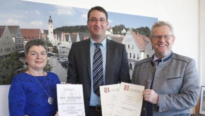 Bild: Hirsch
Oberbürgermeister Andreas Feller (rechts) ernannte Gerd Winterberger (Mitte) zum neuen Leiter des Standesamtes und beförderte ihn zum Verwaltungsinspektor. Stellvertretende Leiterin Inge Heinzmann (links) gratulierte mit einer Urkunde.