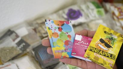 Bild: agentur_dpa
Die bunten Tütchen und lustigen Namen täuschen. "Legal Highs" können lebensgefährlich sein.