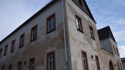 Bild: fla
Das Lobkowitz-Schloss soll saniert werden. Die Kirche hat die Verantwortung dafür der Gemeinde zugeschoben.