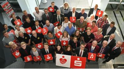 Bild: Petra Hartl
Viele glückliche Gesichter: 37 Vertreter von Vereinen und Institutionen haben bei der Sparkasse Geld für ihr Engagement erhalten.