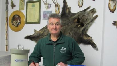 Bild: bl
Dietmar Maier kann die Liebhaber von Wild beruhigen: Das Fleisch von Reh und Hase ist in Ordnung, nur vereinzelt liegen Wildschweine über dem Grenzwert für radioaktive Belastung. Er betreut die Messstation der Jäger-Kreisgruppe Nabburg in Pfreimd und sorgt dafür, dass nur genusstaugliches Fleisch in Umlauf kommt.