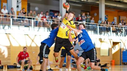 Bild: gud
Die Cracks der SG NEN/OVI setzten sich immer wieder gekonnt durch, wie hier Jannik Uschold. Belohnt wurde dies mit zwei Punkten gegen den HC Erlangen. Gegen den Tabellenführer aus Marksteft unterlag das Team im zweiten Spiel.