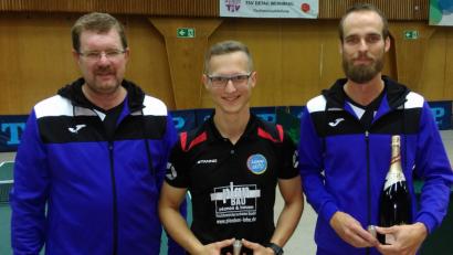 Bild: wdb
Abteilungsleiter Dieter Buchner (links) zeichnete Christian Daniel (rechts) für 600 sowie Johannes Fleischmann (Mitte) für 200 Spiele aus.