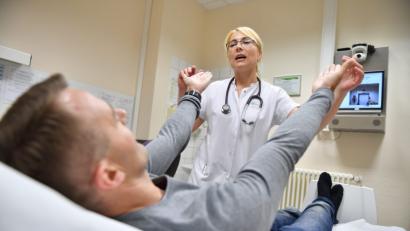 Bild: Florian Miedl
Steno-Ärztin Alexandra Petru untersucht einen Patienten in Marktredwitz auf Schlaganfall-Symptome. Dank des Telemedizin-Monitors bekommt zeitgleich ein zugeschalteter Neurologe aus einem Spezial-Zentrum namens Stroke-Unit ein genaues Bild des Patienten, kann es heranzoomen sowie das Gesicht oder die Augen des Patienten gut beurteilen. Auch die Computertomographie-Bilder stehen dem Experten rund um die Uhr sofort zur Verfügung.