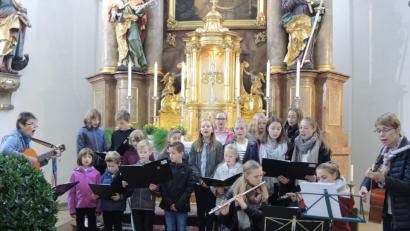 Bild: exb
Elisabeth König (links) und Waltraud Näger (rechts) leiten mit viel Hingabe den Kinder- und Jugendchor Regenbogen.