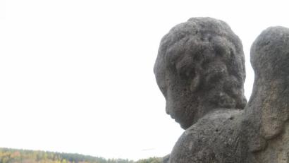 Bild: Gabi Schönberger
Ein stattlicher Engel wacht über der Gedenkstätte der Vinzentinerinnen. Die Schwester der heiliggesprochenen Ordensgründerin Johanna Barbara Thouret ist 1796 im Lobkowitzerschloss gestorben.