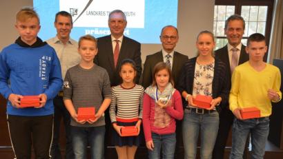 Bild: jr
Unser Bild zeigt die sechs geehrten Einzelsportler, vordere Reihe (von links) mit Fynn Legat, Simon Maurer, Valentina Andrianova, Pia Reger, Lea Schwamberger und Kirill Burbach. Ihnen gratulierten die Ehrengäste, hintere Reihe, (von links) mit BLSV-Kreisvorsitzenden Andreas Malzer, Peter Hamm (Sparkasse Nordoberpfalz), stellvertretender Landrat Dr. Alfred Scheidler und Schulamtsdirektor Rudolf Kunz. (jr)