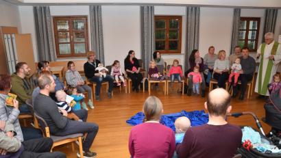 Bild: fjo
Pfarrer Georg Hartl und Organisator Josef Kleber (hinten, von rechts) freuen sich über die vielen Besucher des "Kinderwagerl-Gottesdiensts".