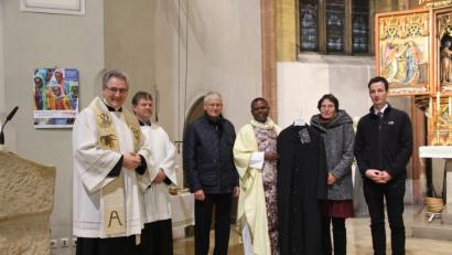 Bild: bph
Im Namen der Pfarrei St. Johannes gratulierte Stadtpfarrer Hannes Lorenz (links) dem Jubilar. Als Geburtstagsgeschenk überreichten Kirchenpfleger Hans Pamler (Dritter von links) zusammen mit den Sprechern des Pfarrgemeinderates Tanja Raab (Zweite von rechts) und Wolfgang Lehner (rechts) einen Talar an Pfarrvikar Dr. John Oguche (Bildmitte).