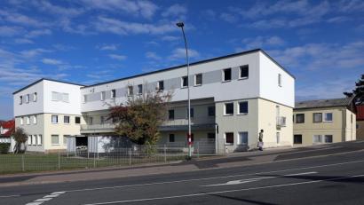 Bild: Wolfgang Steinbacher
In der Gemeinschaftsunterkunft für Asylbewerber an der Kümmersbrucker Straße leben derzeit 19 Flüchtlinge, die das Anerkennungsverfahren positiv durchlaufen haben und eigentlich ausziehen dürften. Doch es ist nach wie vor schwer in Amberg, für die sogenannte dezentrale Unterbringung auf dem Privatmarkt eine Wohnung zu finden – oder zu bekommen, weil die finanziellen Möglichkeiten der Bewerber von Amtswegen begrenzt sind.
