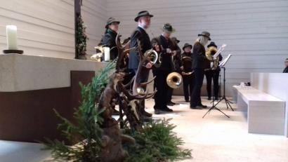 Bild: gra
Die Jagdhornbläser Windischeschenbach spielen in Johannisthal die Hubertusmesse.