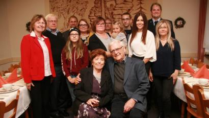 Bild: wro
Friedrich Gruber (vorne rechts) feiert seinen 80. Geburtstag im Fuchsmühler Hotel „Hackelstein“. Im Namen der Marktgemeinde überbringt dritter Bürgermeister André Putzlocher (Dritter von links), für die Feuerwehr Schönhaid-Leugas Thomas Oppl (Zweiter von rechts) Glückwünsche.