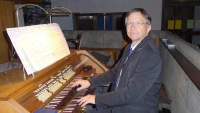 Bild: fsb
Domorganist Franz Josef Stoiber an der Klais-Orgel.